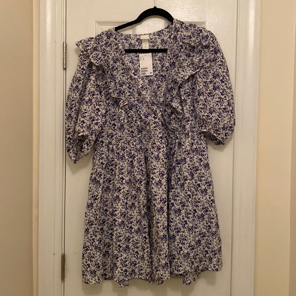 H&M blue and white floral puff sleeve dress - NWT - Size M